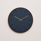 Blåt ur med mørk træramme med en kobber viser 