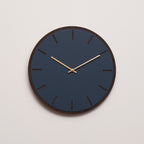 Mørkeblåt ur med guld visere