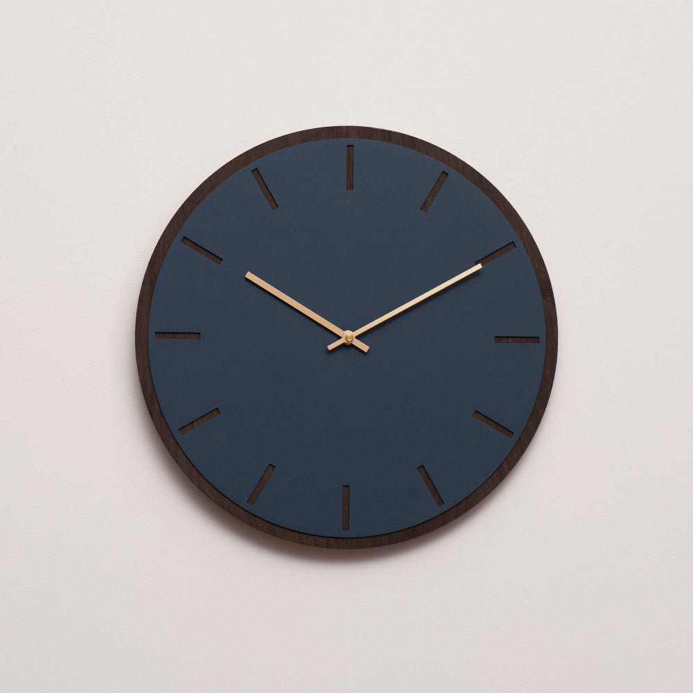 Mørkeblåt ur med guld visere