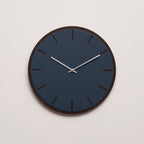 Mørkeblåt ur med sølv visere