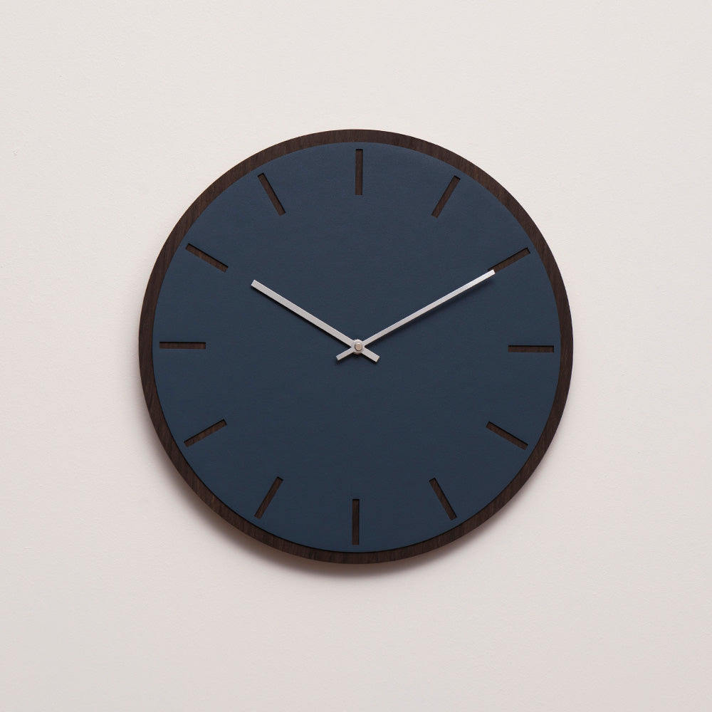 Mørkeblåt ur med sølv visere