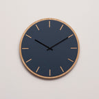 Blå ur med lys træramme med sort viser 