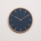 Blåt ur med lys træramme med kobber viser 