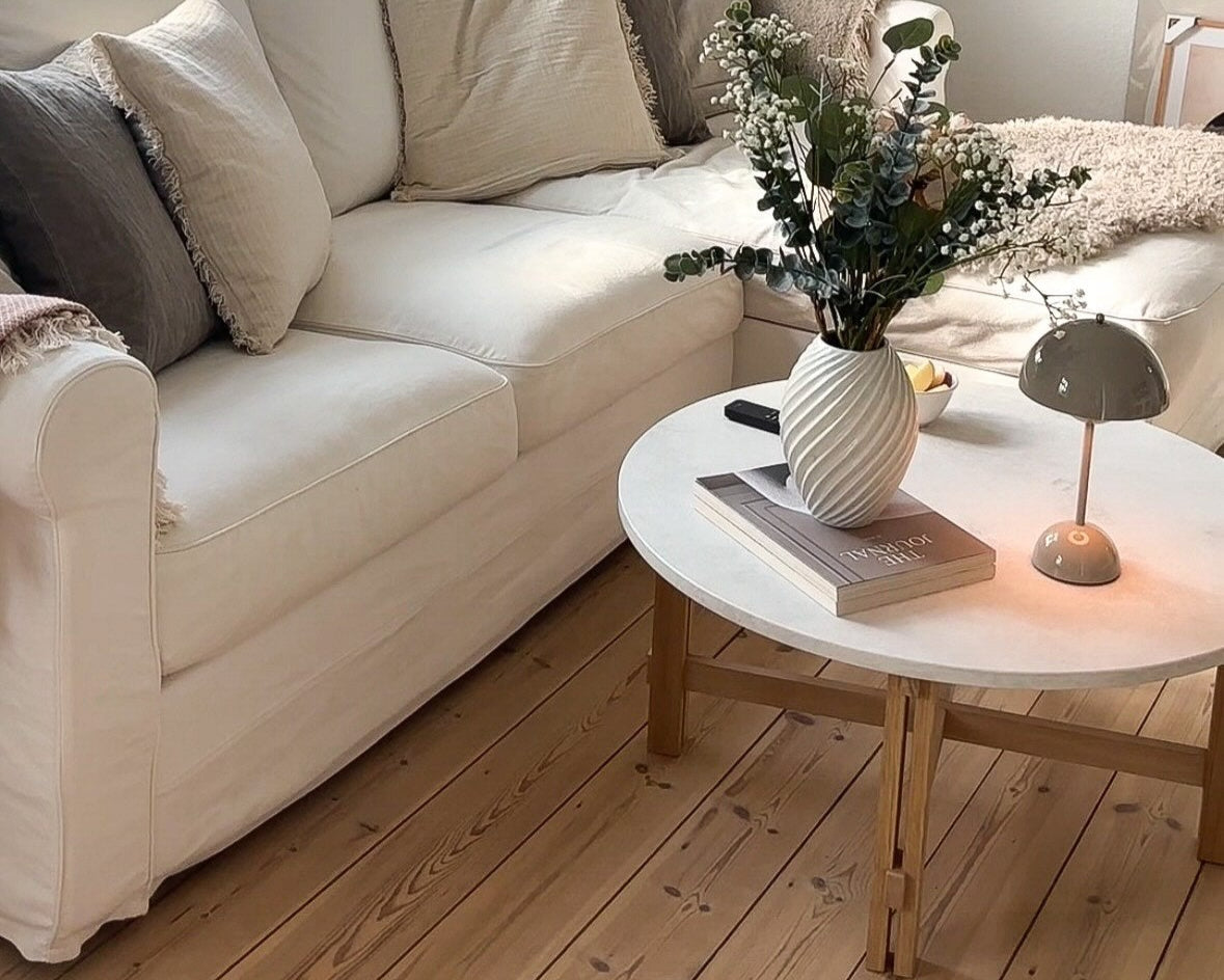 Sofabord i marmor med ben i eg