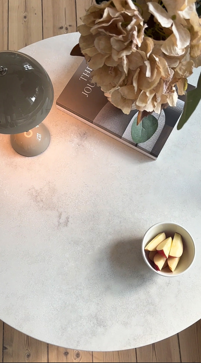 Rundt spisebord i eg set oven fra