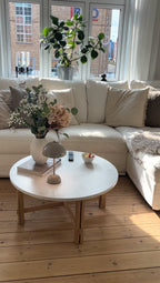 Rundt sofabord i marmor med ben i eg