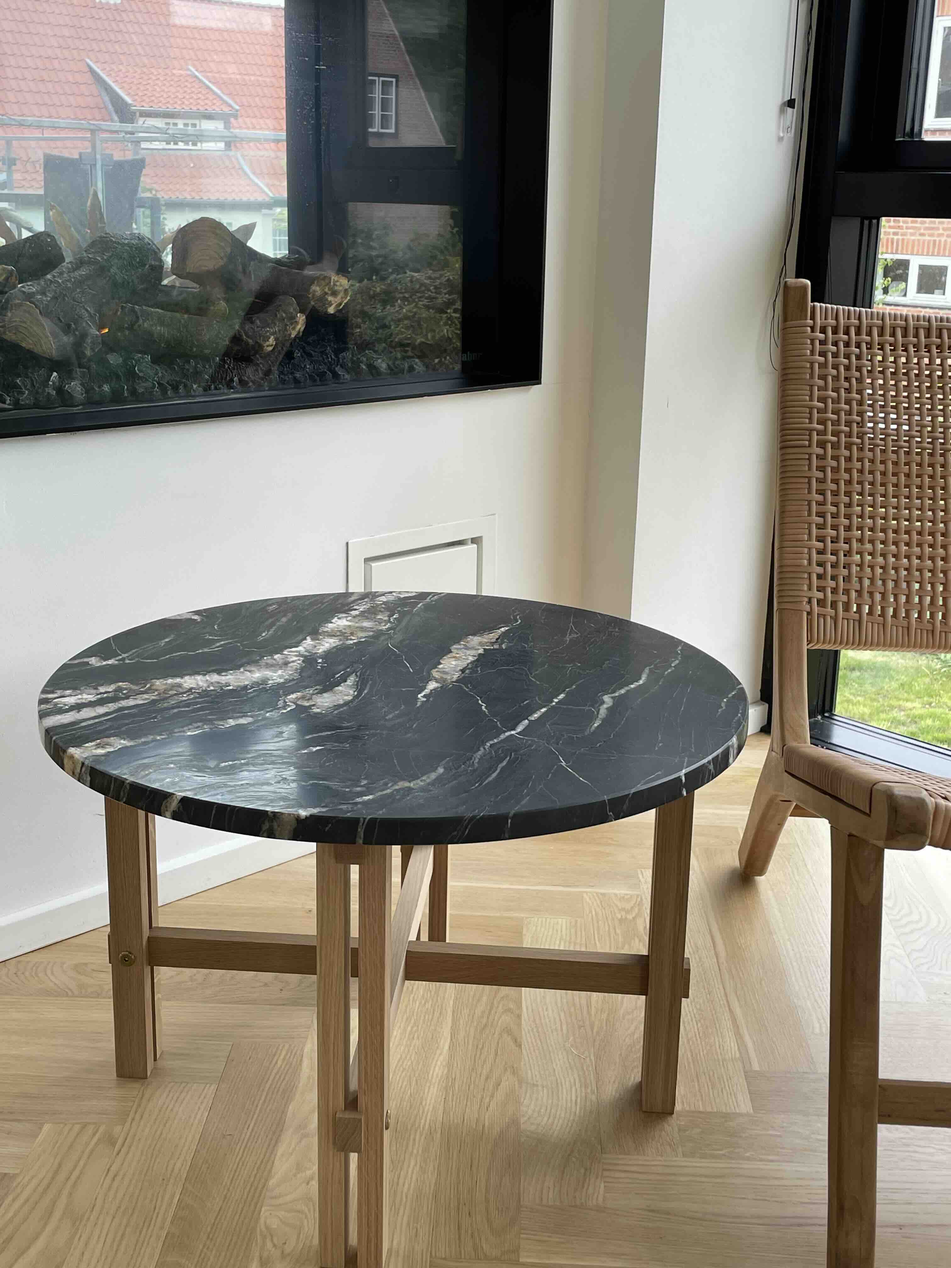 sofabord i sort marmor med lyst træ stel