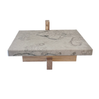 træhylde med marmorplade