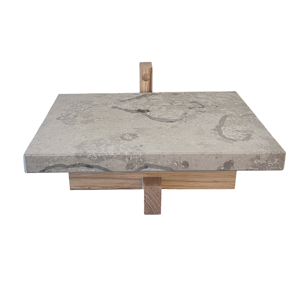 træhylde med marmorplade