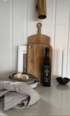 Et køkken med to tapasbrætter af træ, et viskestykke og nogle skåle. 