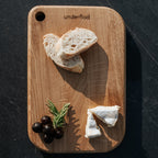 Billede taget oppe fra oliven, brie og 2 stykker brød