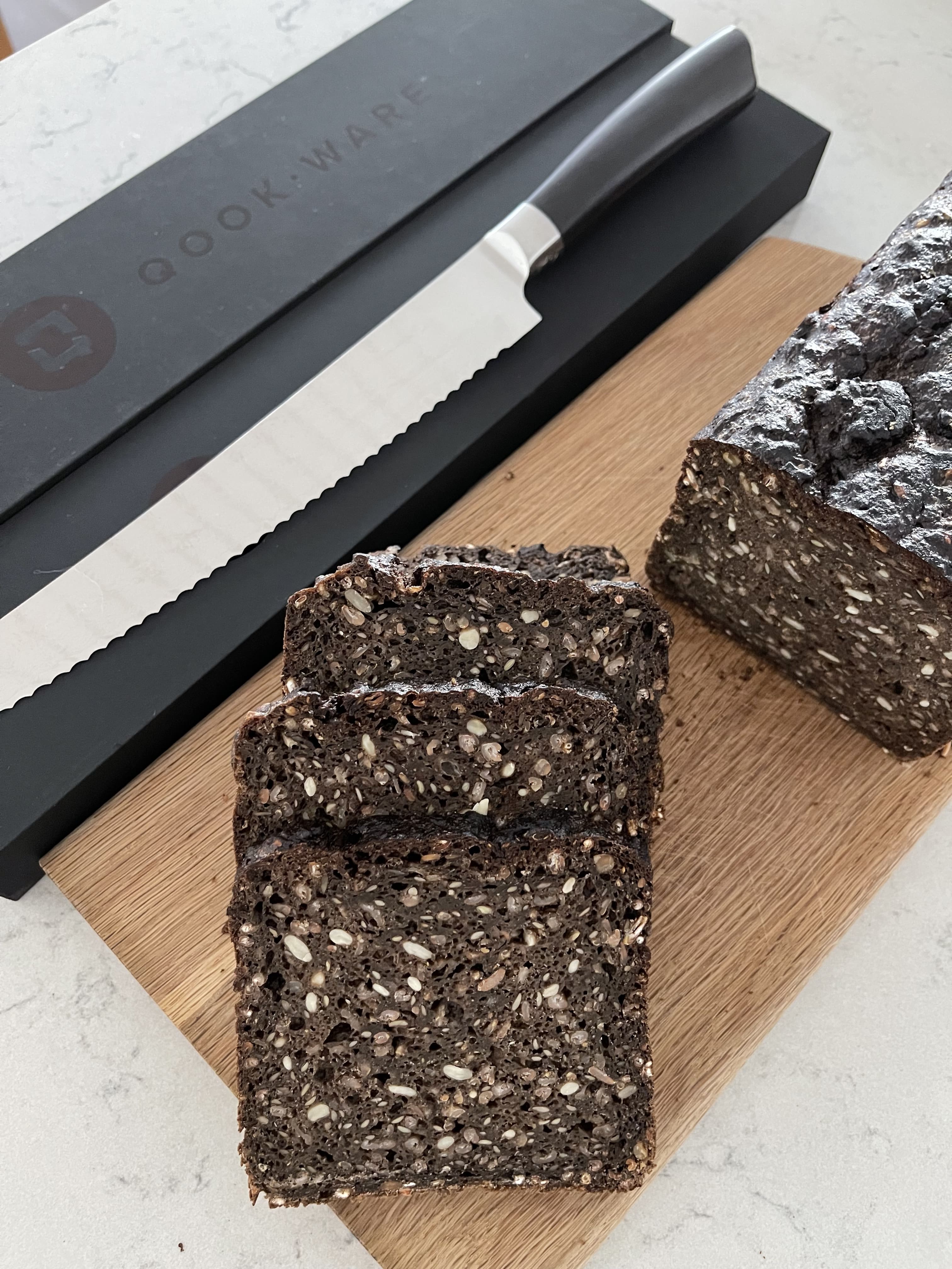 Rugbrød skåret ud på skærebræt