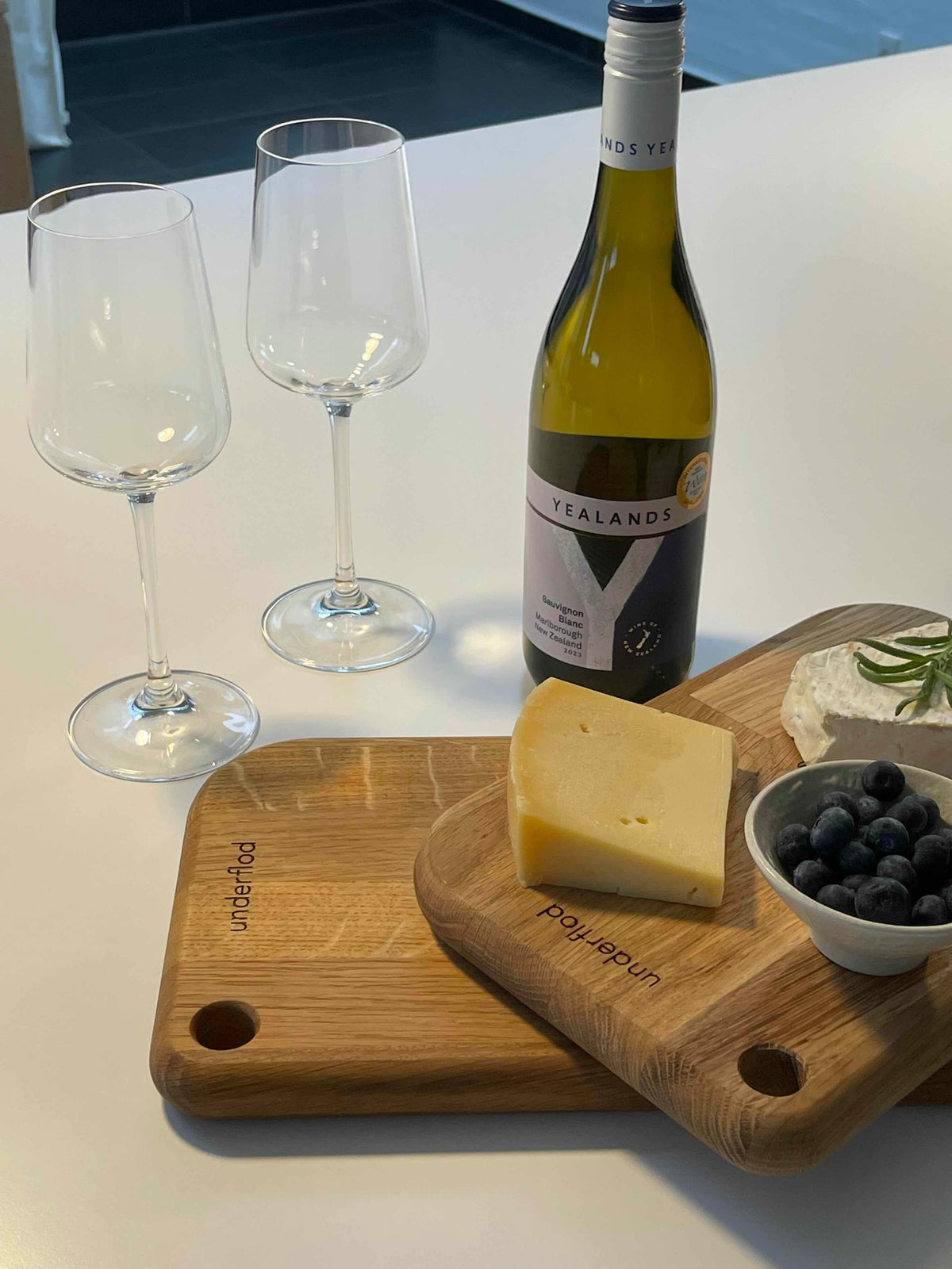 Tapasbrætter med vin og vinglas