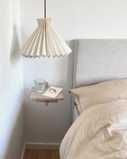 Papirslampe over natbord 