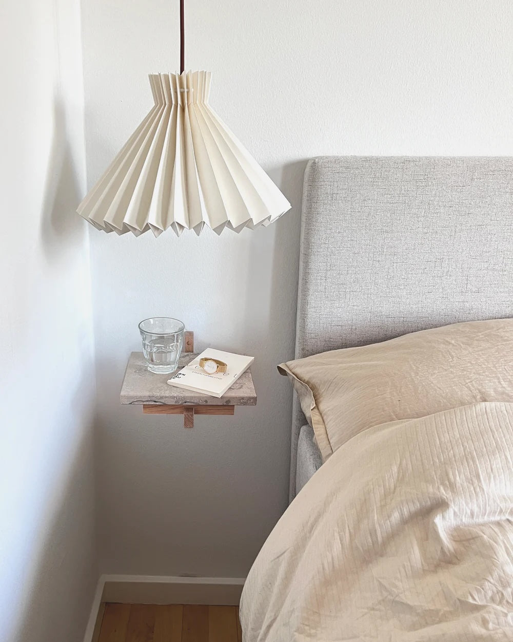 Papirslampe over natbord 