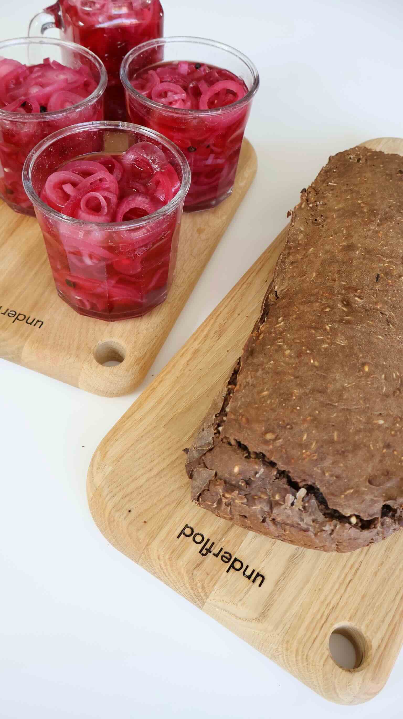 Rugbrød og hjemmesyltede rødløg på tapasbræt fra Underflod