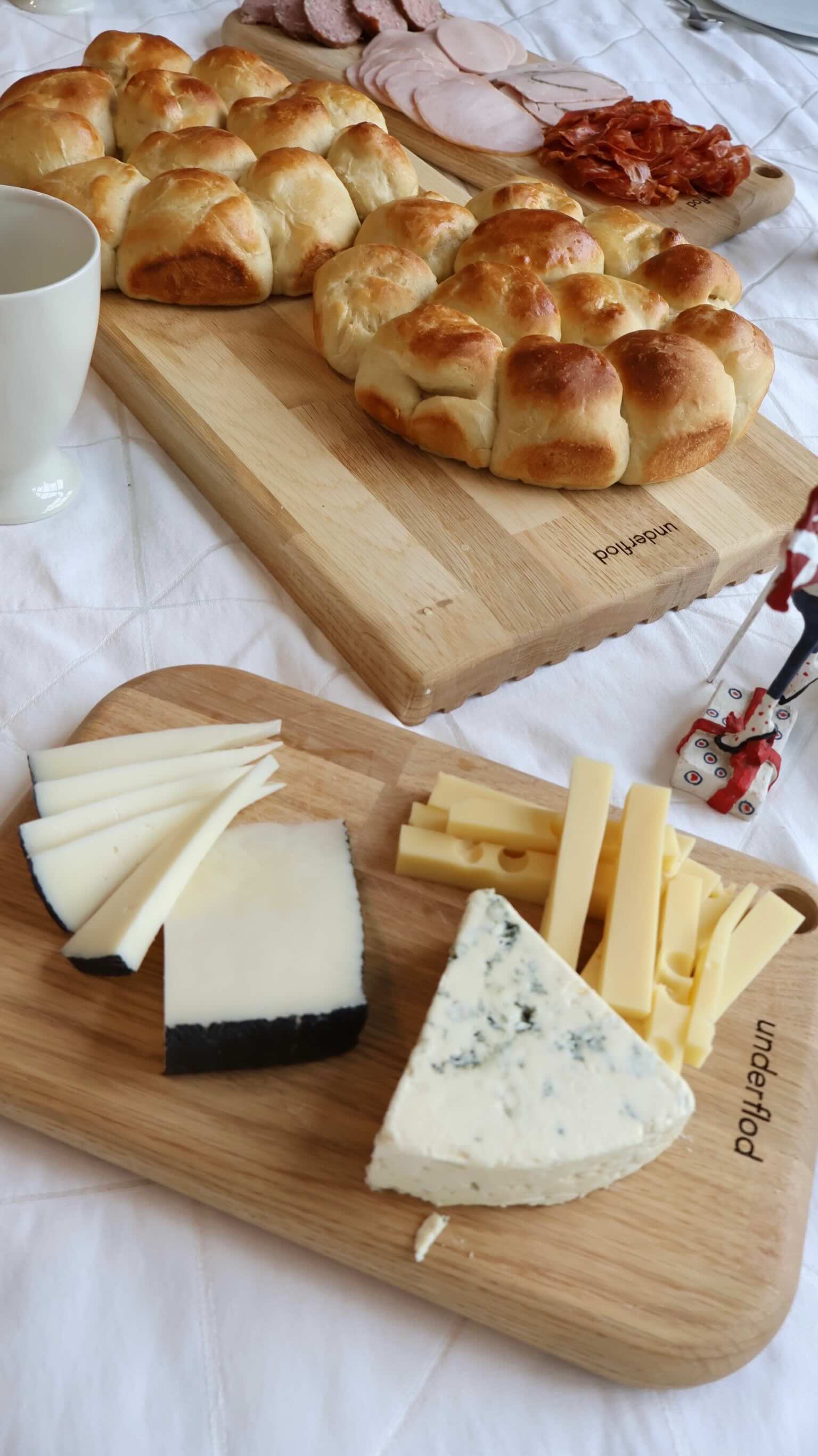 Ost og morgenbrød serveret på tapasbrætter