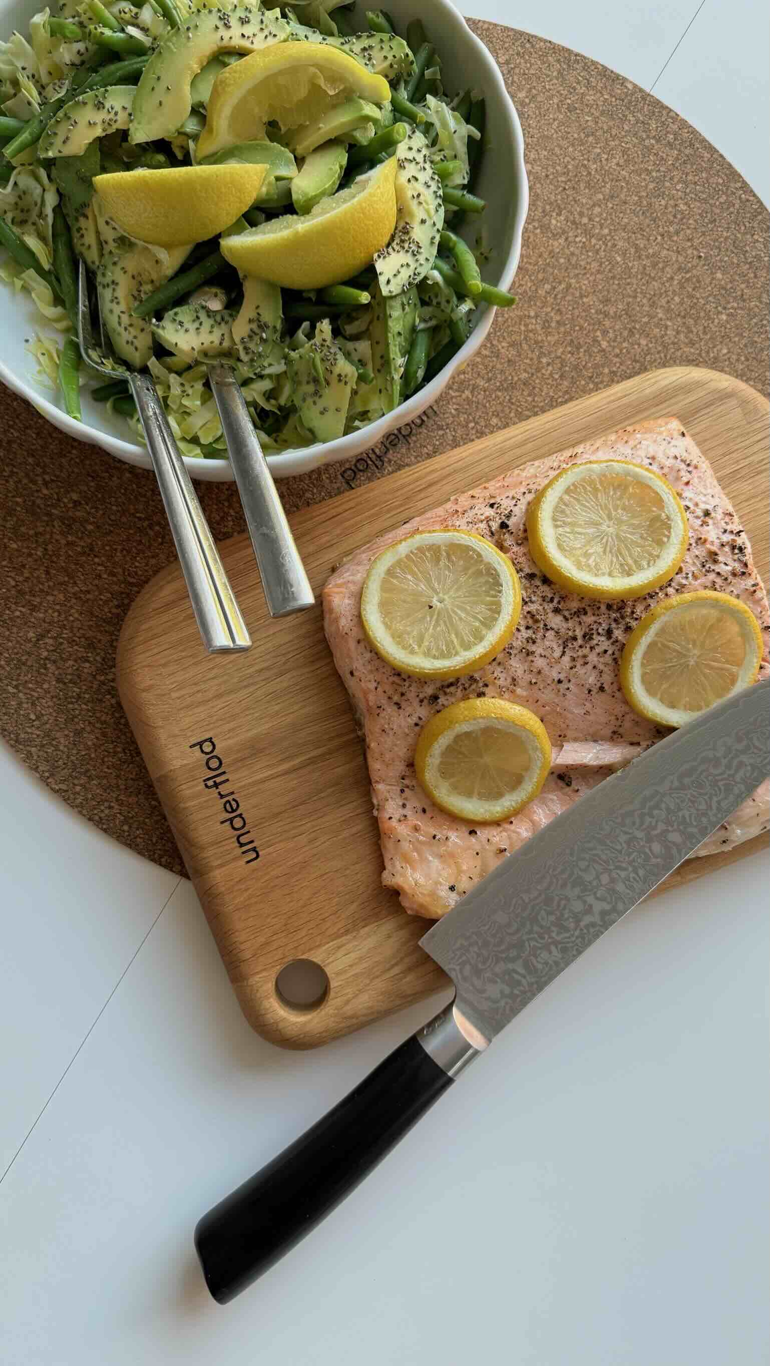 Somemrsalat og laks serveret på tapasbræt