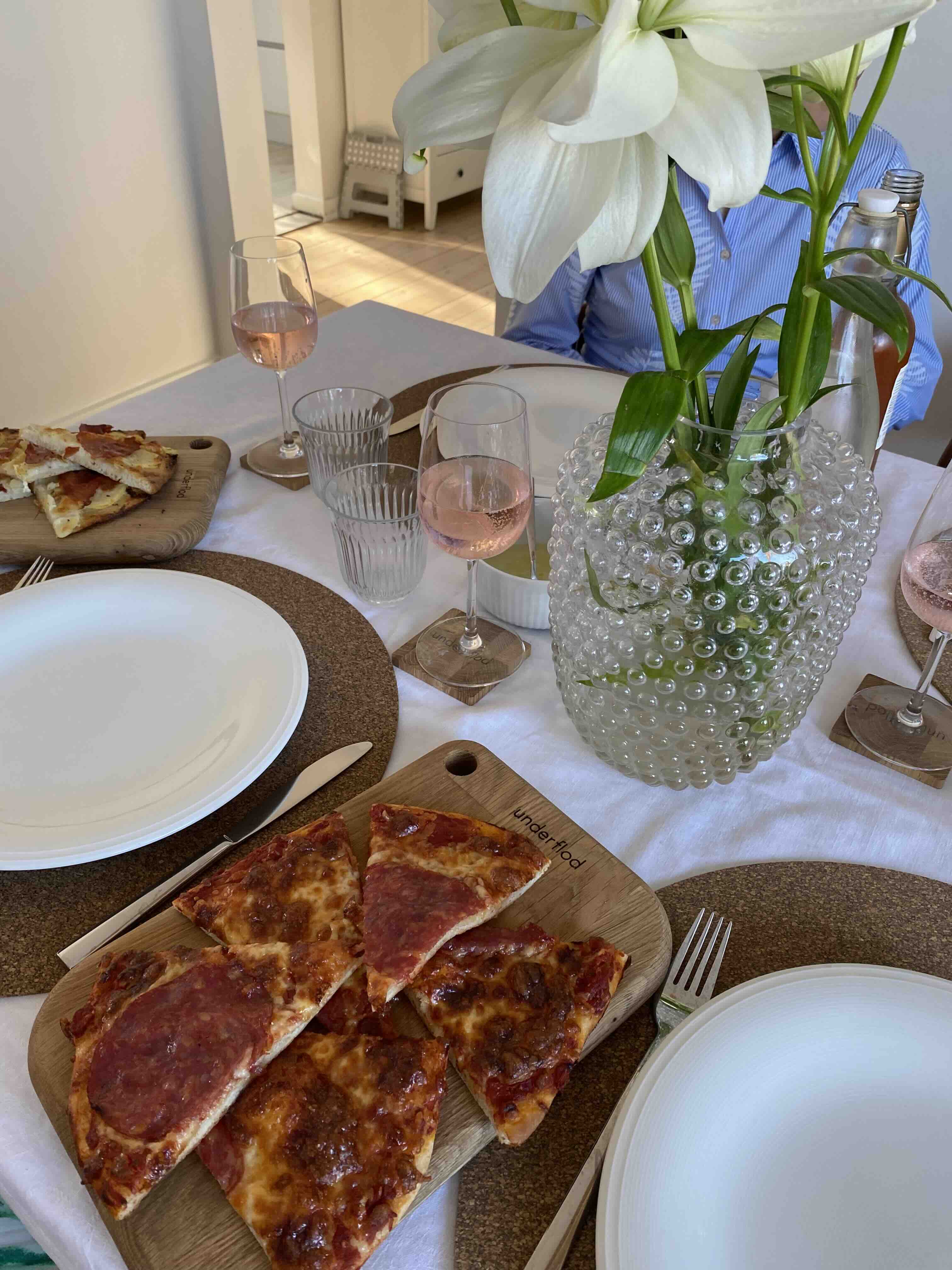 Pizza på dækket spisebord