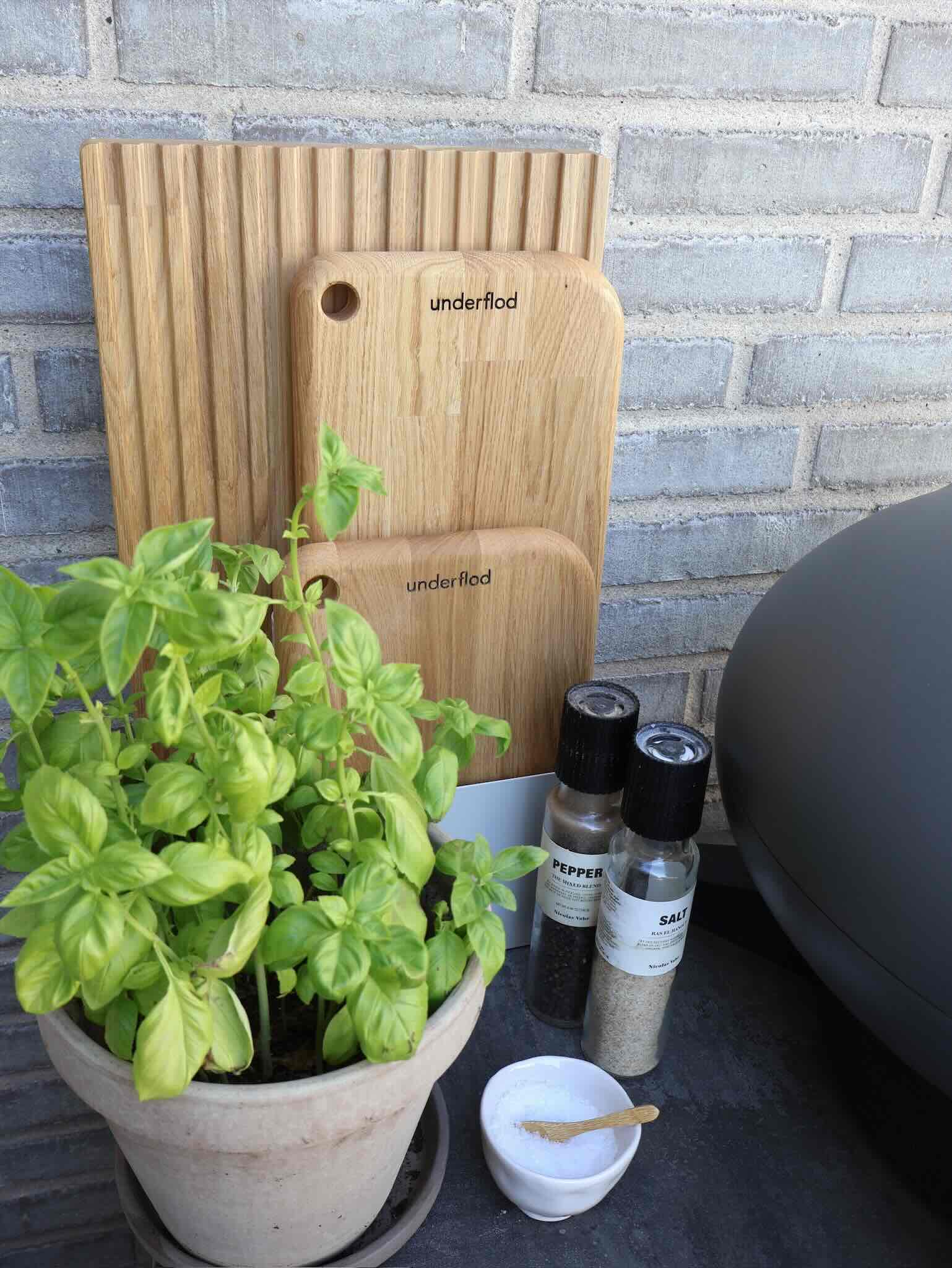 Tapasbræt og skærebræt ved udendørs gril