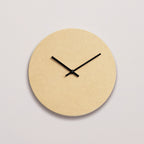 Vægur i lys gul med sort viser 