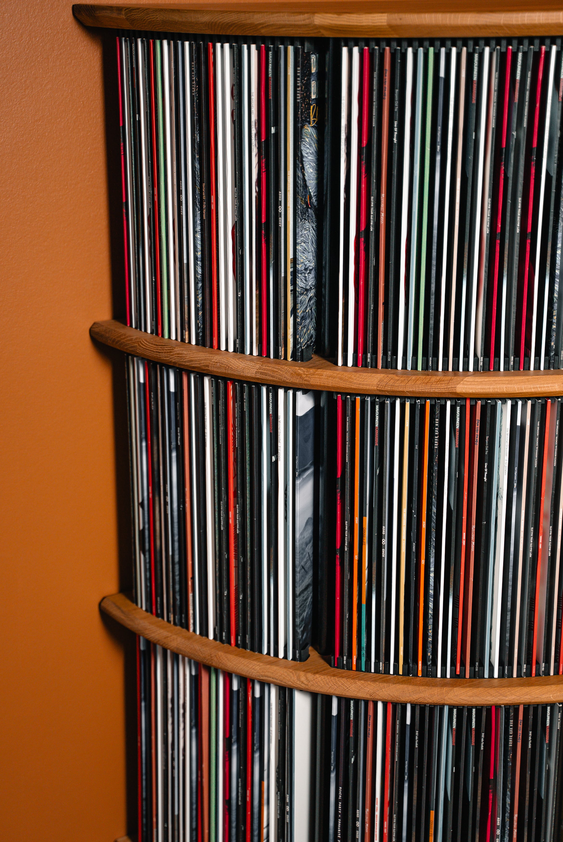 Nærbillede af vinylmøbel med plader i