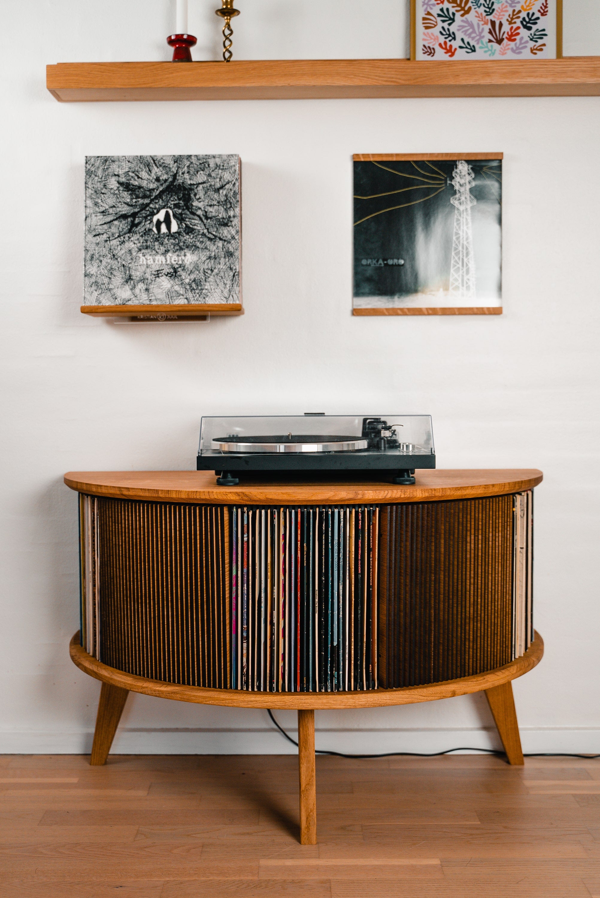 Vinylmøbel display Luna med vinyler i og en pladeafspiller stående på