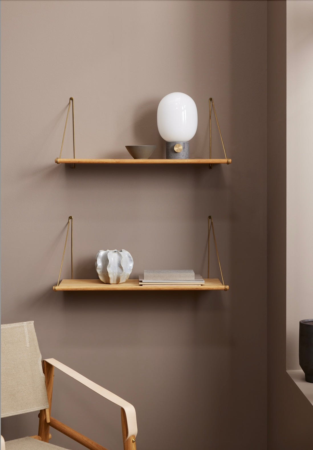 Væghylde i egetræ med messing ophæng