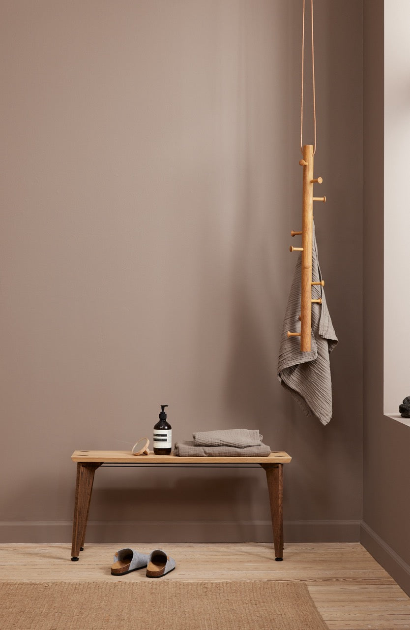 Træbænk ed håndklæder og sæbe