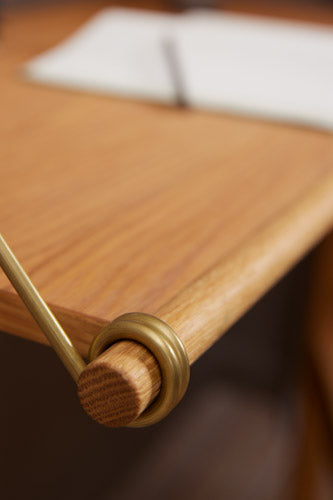 Skrivebord i egetræ med messingdetaljer