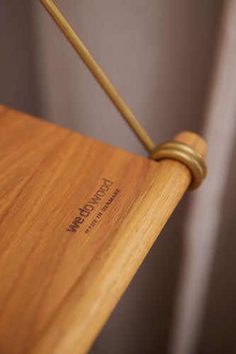 Skrivebord i egetræ med messingdetaljer