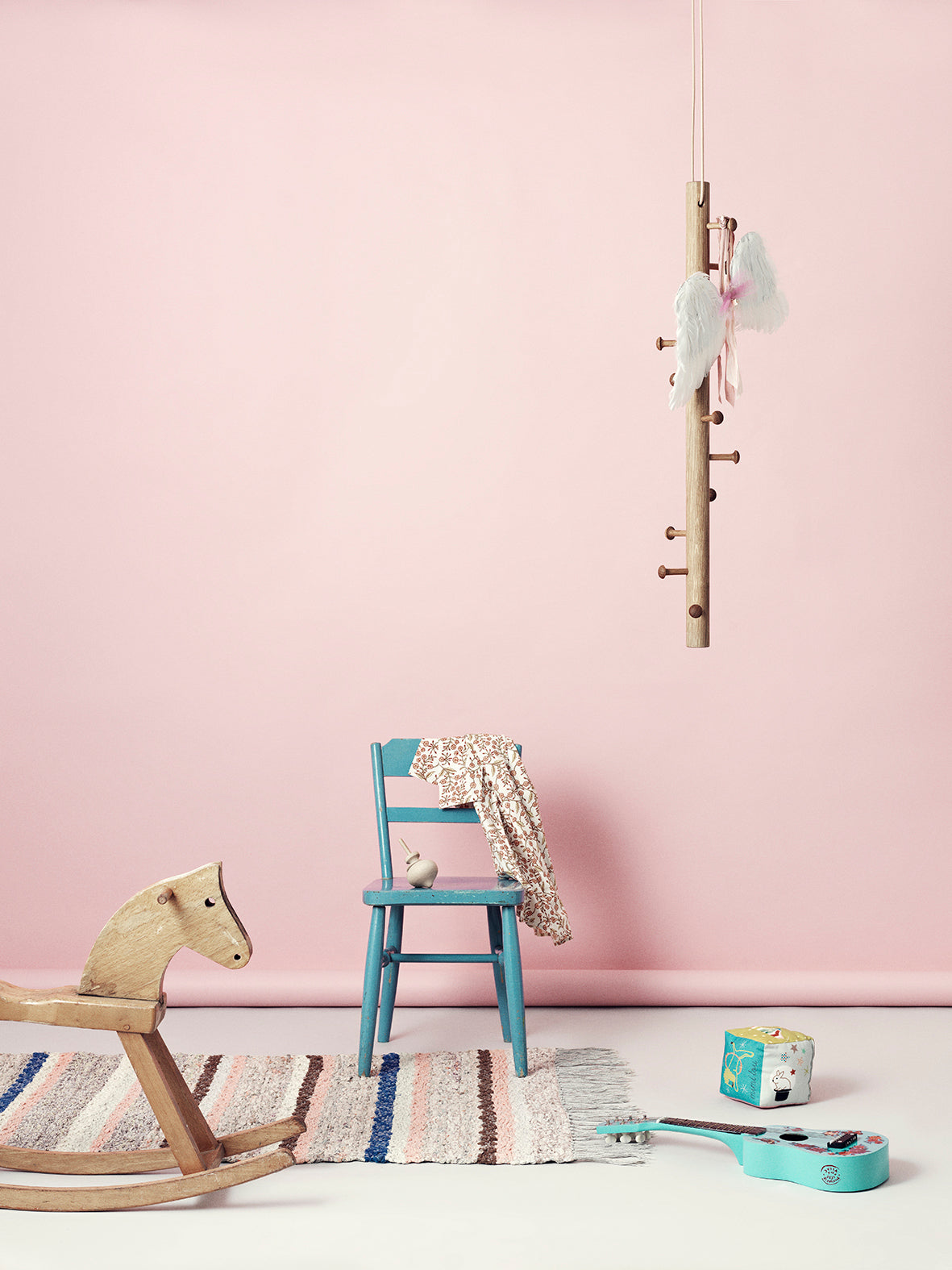 Børneværelse med hængende knagerække