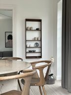 Spisestue med træhylde med 5 hylder, i mørkt træ