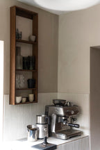 Reol med 4 hylder i køkkenhjørne over kaffemaskine