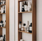 Træhylde til væggen, med produkter til badeværelset