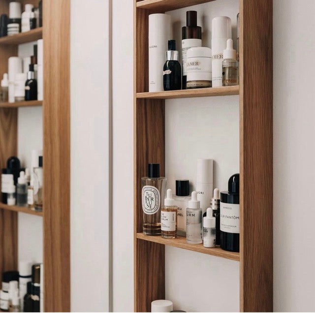 Træhylde til væggen, med produkter til badeværelset