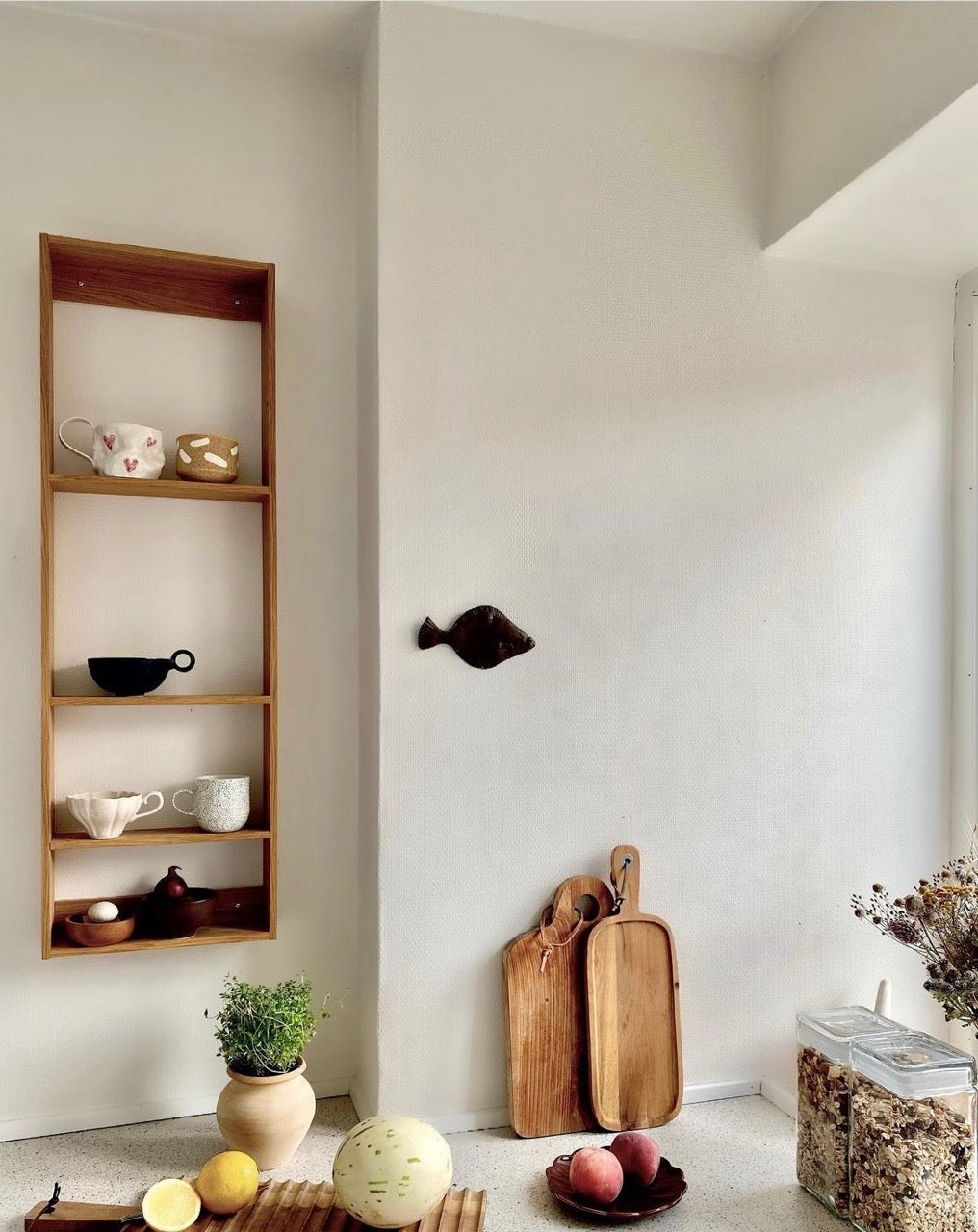 Træhylde med 4 hylder i køkken med kopper