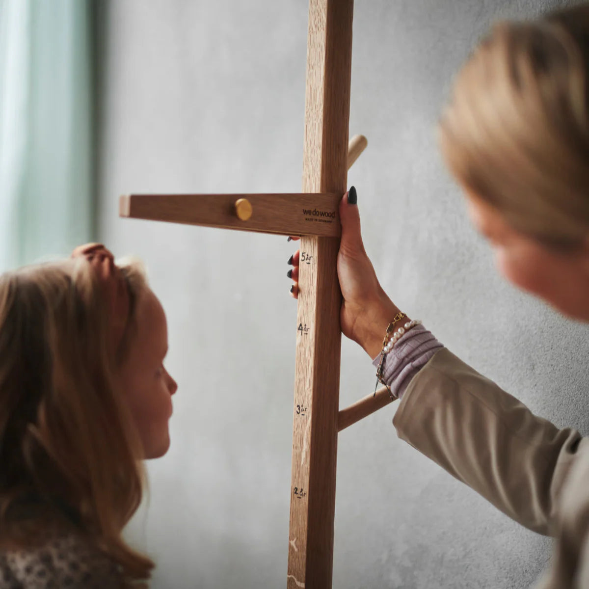 Knagerække i træ med højdemåler til børn