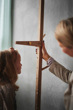 Pige bliver målt i højden