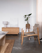 Træstol med siddeplads i beige stof, står i en stue