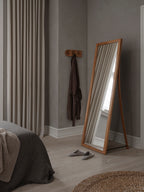 Livsstilsbillede med spejl og knagerække i fokus