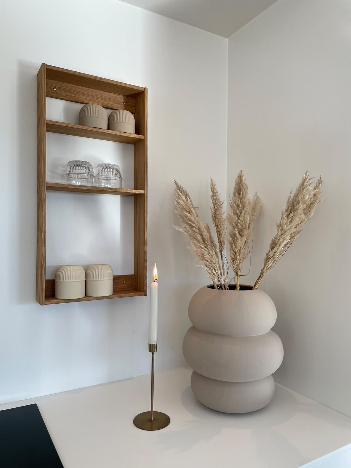 Reol med 3 hylder i køkken med kopper og glas