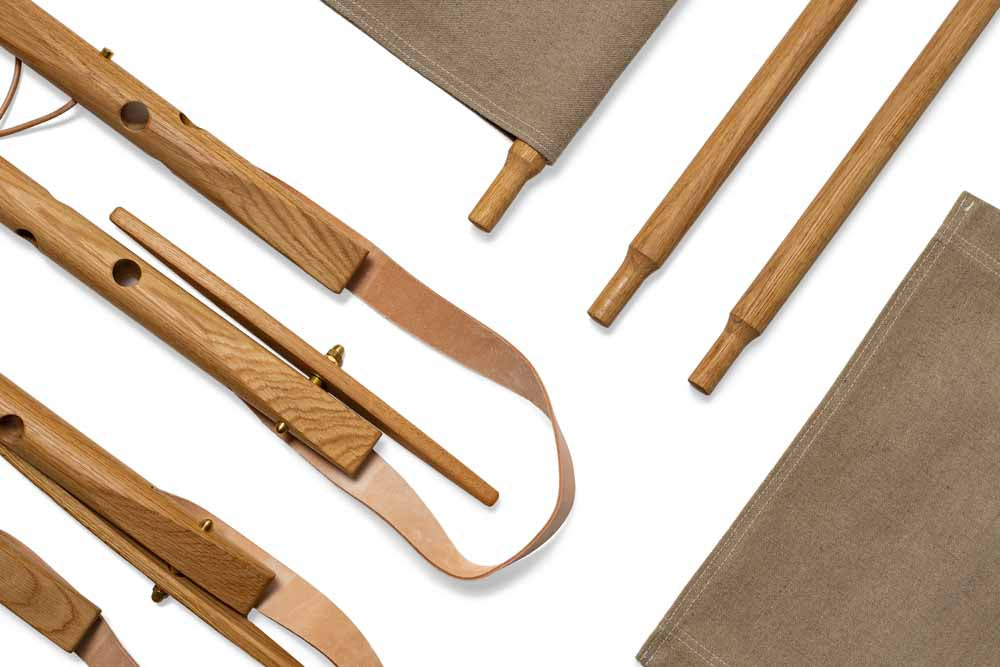 Materialer fra stol, fordelt ud på gulvet. 