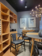 Ryghynde på en Y-stol omkring et spisebord