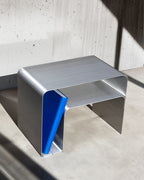 Design sofabord i metal, opbevaring. Solidt sofabord i aluminium med hylde.