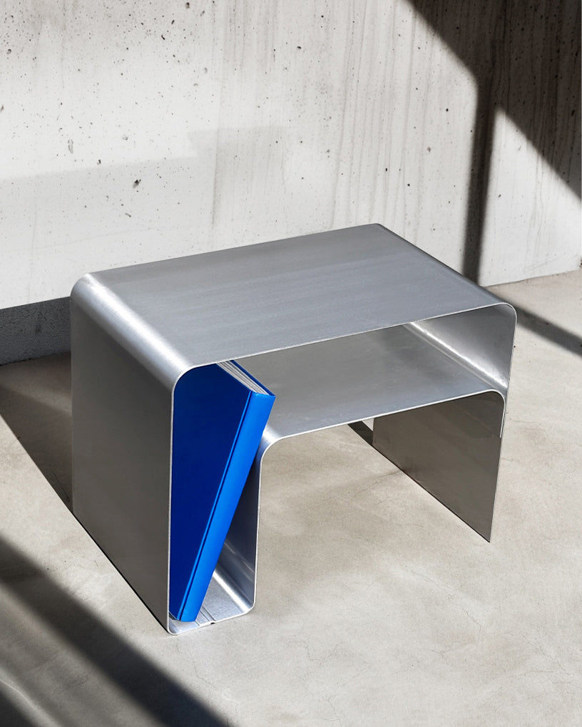 Design sofabord i metal, opbevaring. Solidt sofabord i aluminium med hylde.