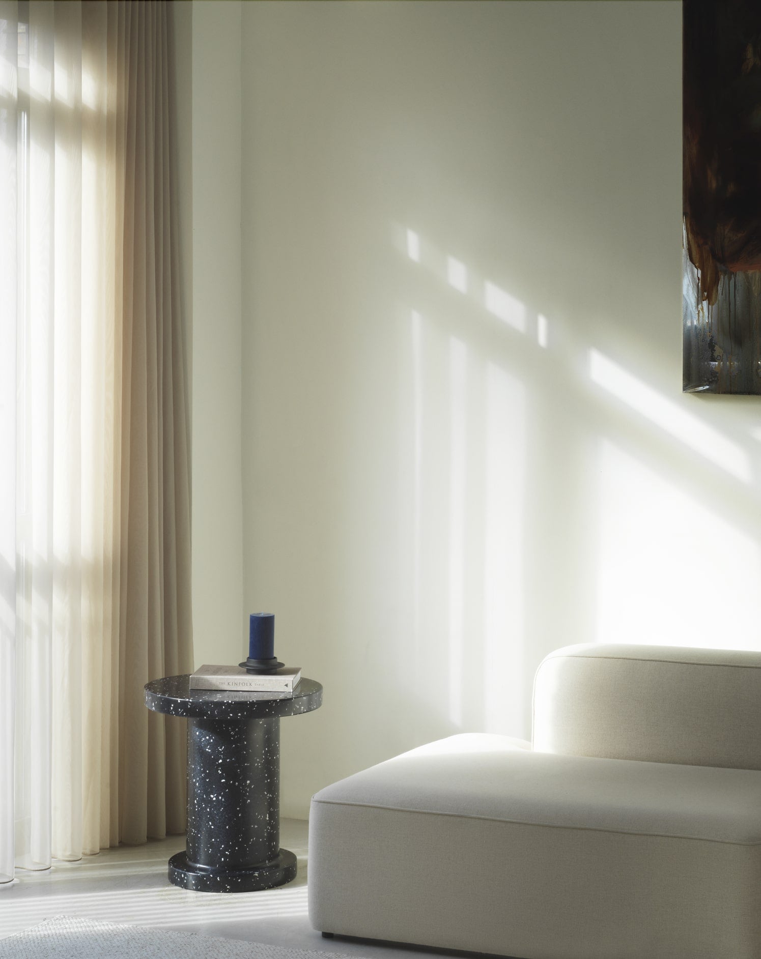 Modul sofa og sort bord