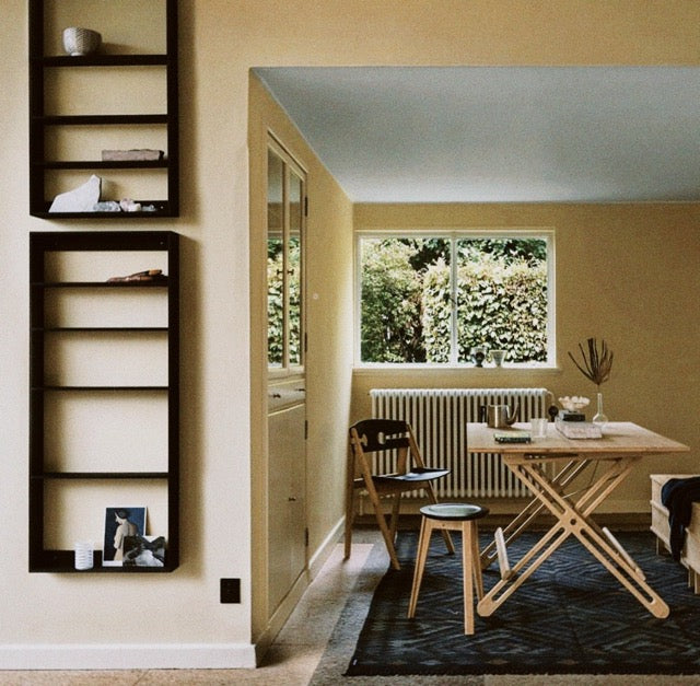 Spisestuen med træhylder til væg