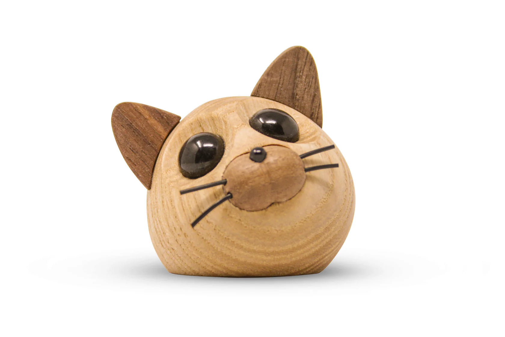 En træfigur af et kattehovede, med mørke ører, knurhår og blanke øjne. 