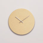 Vægur i lys gul med kobber viser 